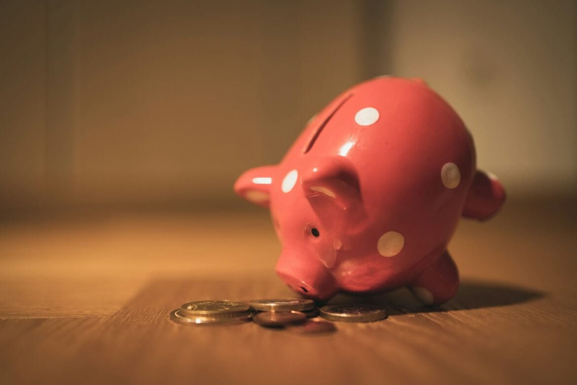 Sparegris med mønter, der symboliserer opsparing og investering for børn