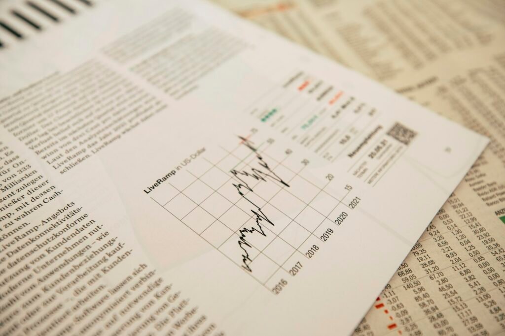 Indeksfonde: finansavis med aktiediagrammer og kursdata