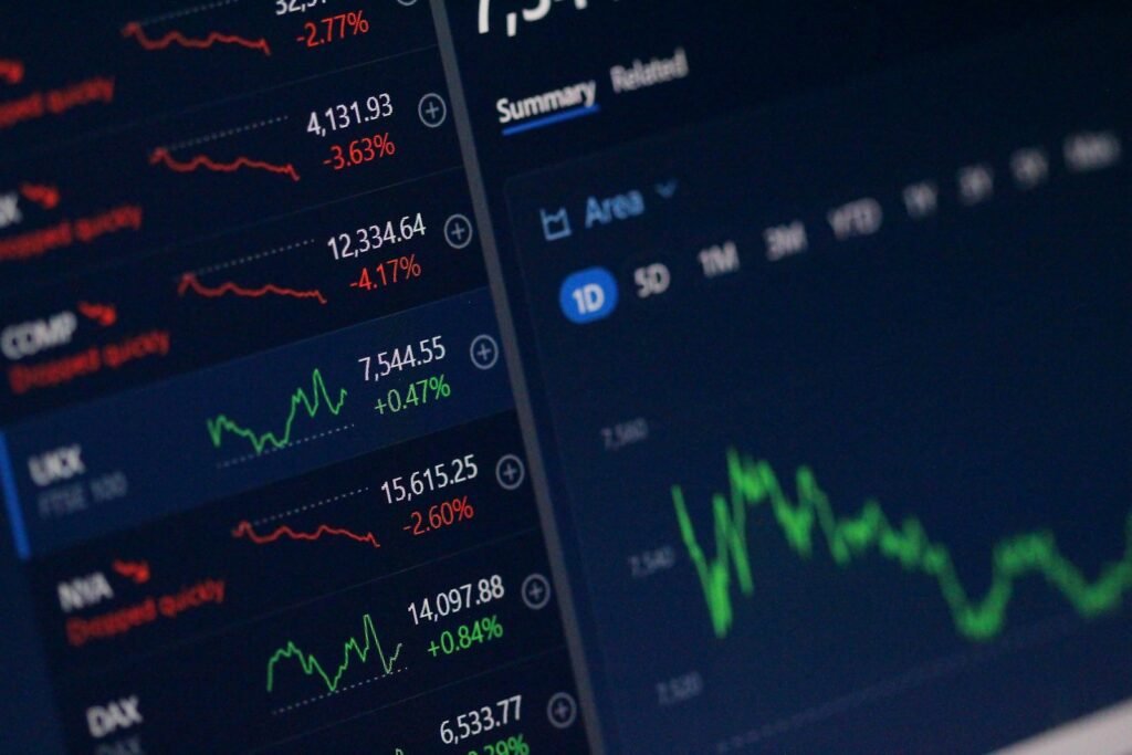 Investering for begyndere: mobilskærm med investeringsapp og aktiedata