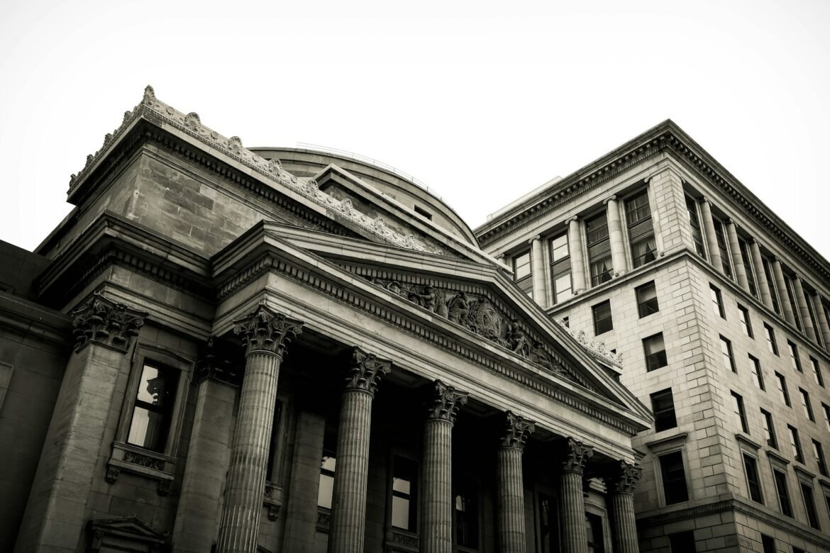 Bedste investeringsplatform 2026: bank- og finansbygning