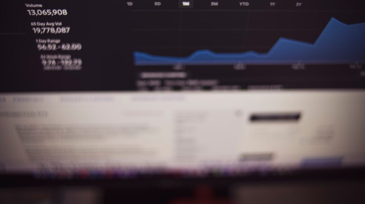 Skærm der viser aktiekursdiagram og finansielle data
