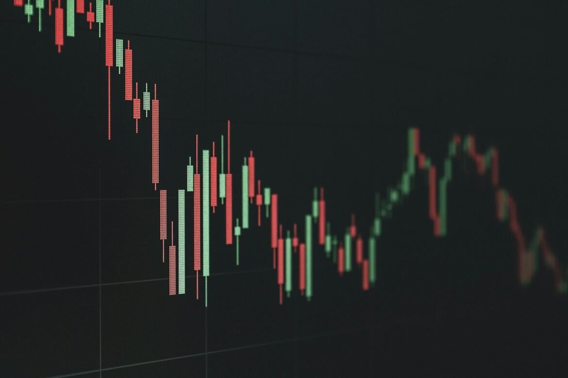 Faldende aktiegraf på en telefonskærm, der illustrerer et kursfald ved shorting